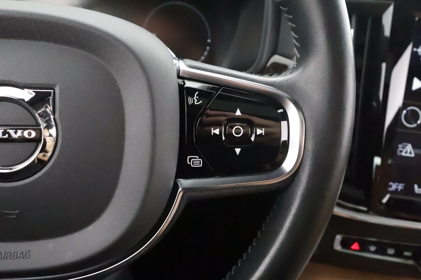 Volvo S90 2019 T8 AWD Inscription aut * Pilot assist / Pa-Lisälämmitin / Koukku / Muistipenkit / Lasikattoluukku / Apple&Android * - 2x Lataus / Kahdet renkaat