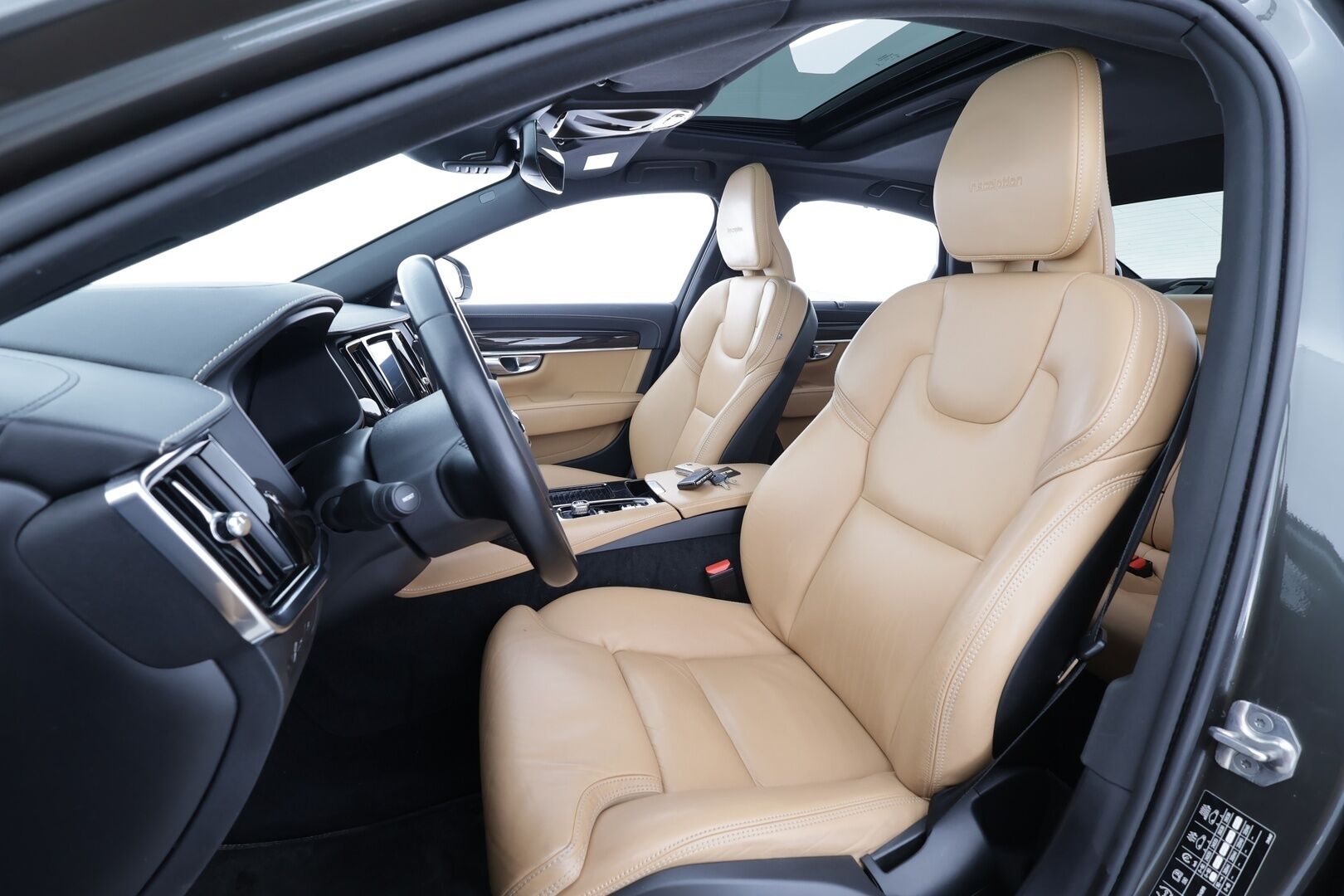 Volvo S90 2019 T8 AWD Inscription aut * Pilot assist / Pa-Lisälämmitin / Koukku / Muistipenkit / Lasikattoluukku / Apple&Android * - 2x Lataus / Kahdet renkaat