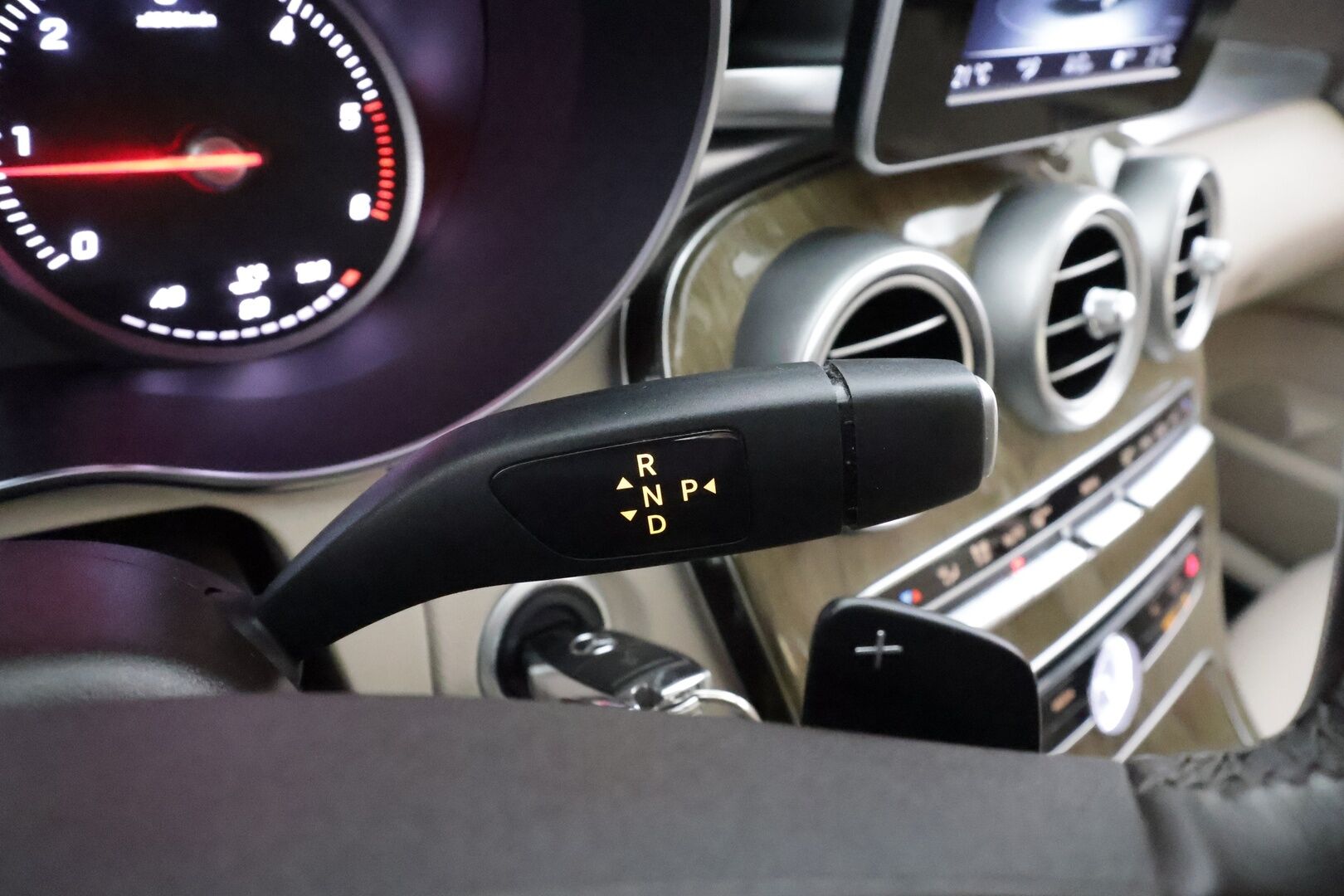 Mercedes-Benz C 2015 220 d T A Premium Business * Burmester / Distronic / ILS-LED / Sportnahat / P.Kamera / Kaistavahti / Bluetooth * - Kahdet renkaat aluvanteilla