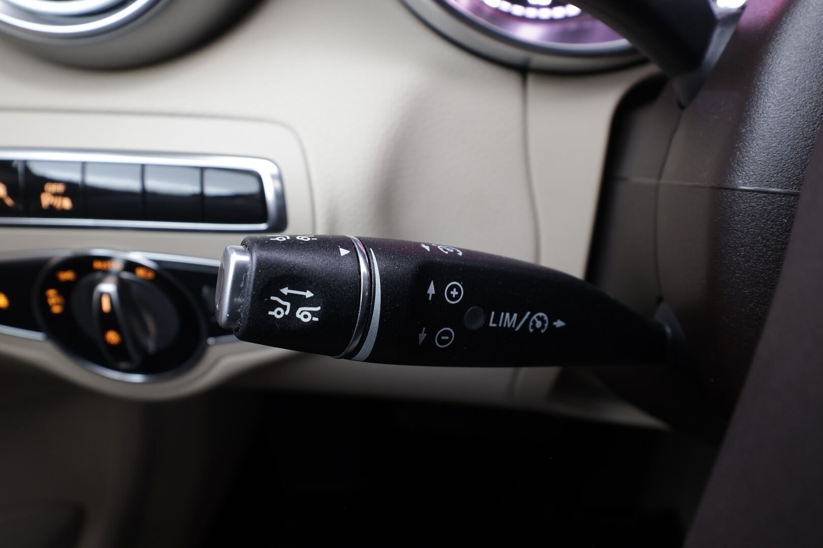 Mercedes-Benz C 2015 220 d T A Premium Business * Burmester / Distronic / ILS-LED / Sportnahat / P.Kamera / Kaistavahti / Bluetooth * - Kahdet renkaat aluvanteilla