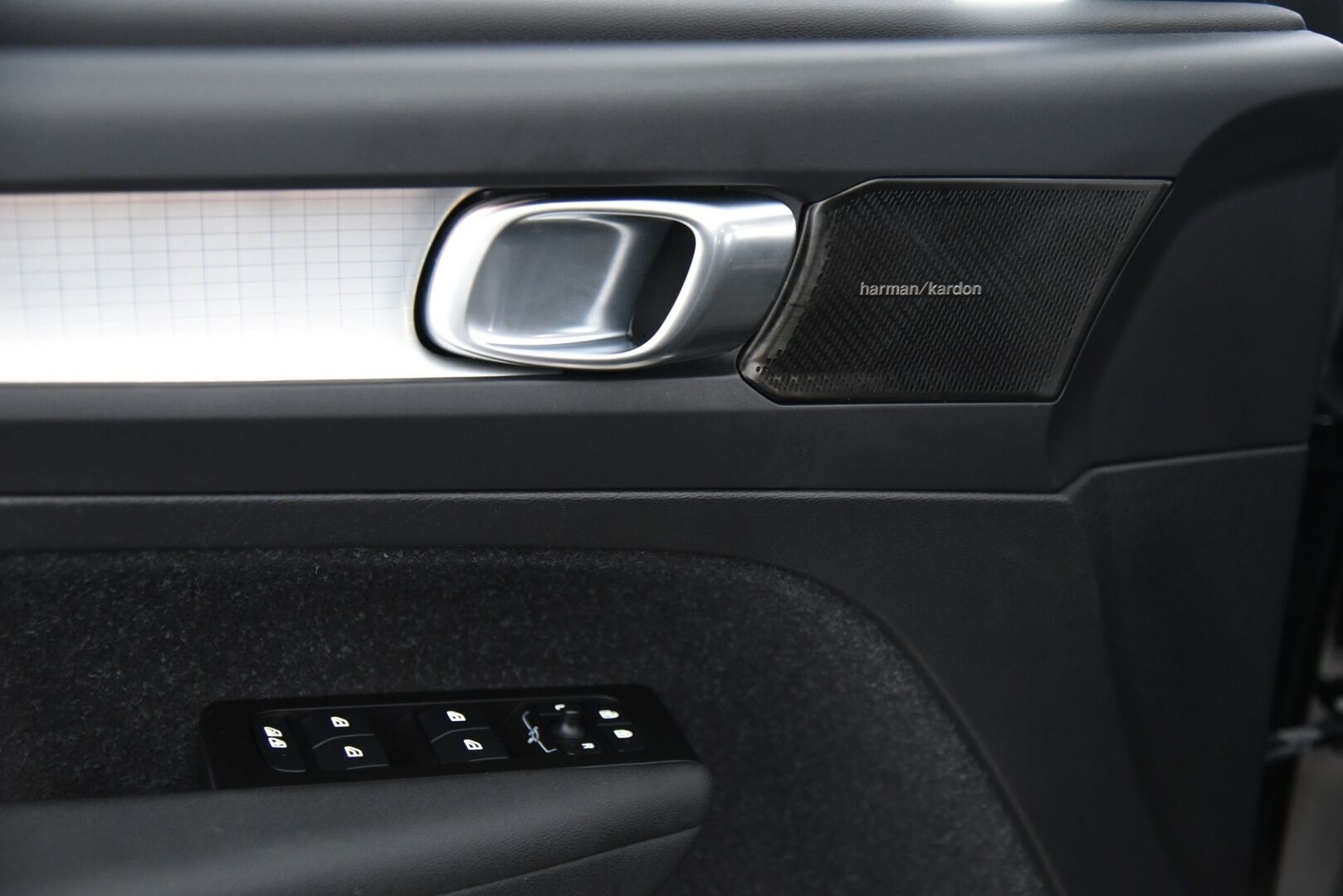 Volvo XC40 2021 T4 TwE Business Inscription * ACC / H&K / Webasto / BLIS / Pilot Assist / SoH 88.9%! / Sähkökontti / Urheiluistuimet * - Kattavasti varusteltu & hyvin huollettu! 2x Renkaat! - HULLUT AVAJAISHULINAT KORKOTARJOUS 3,29 %