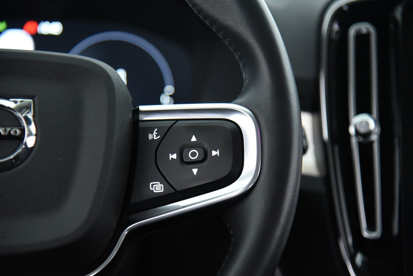 Volvo XC40 2021 T4 TwE Business Inscription * ACC / H&K / Webasto / BLIS / Pilot Assist / SoH 88.9%! / Sähkökontti / Urheiluistuimet * - Kattavasti varusteltu & hyvin huollettu! 2x Renkaat! - HULLUT AVAJAISHULINAT KORKOTARJOUS 3,29 %