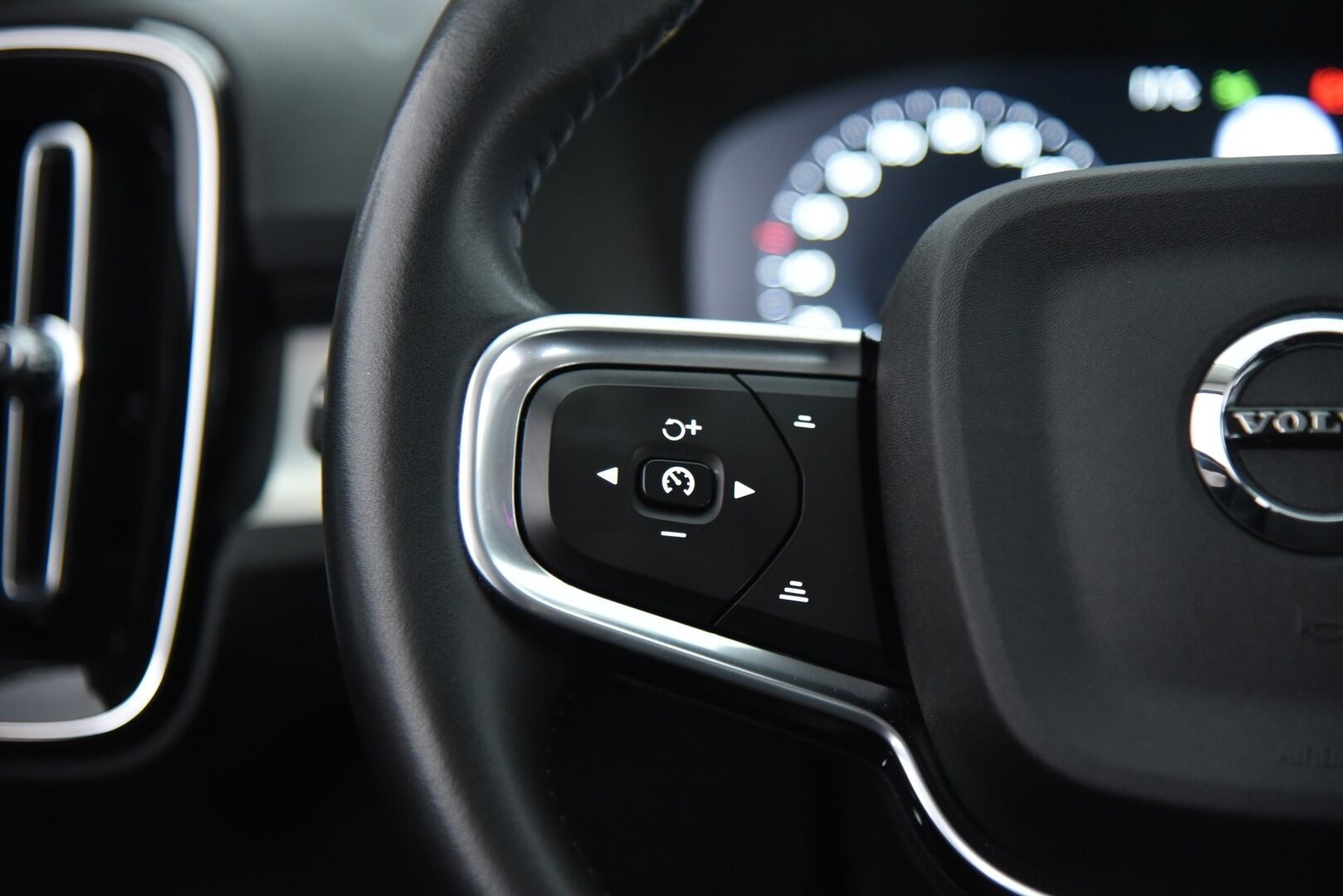 Volvo XC40 2021 T4 TwE Business Inscription * ACC / H&K / Webasto / BLIS / Pilot Assist / SoH 88.9%! / Sähkökontti / Urheiluistuimet * - Kattavasti varusteltu & hyvin huollettu! 2x Renkaat! - HULLUT AVAJAISHULINAT KORKOTARJOUS 3,29 %