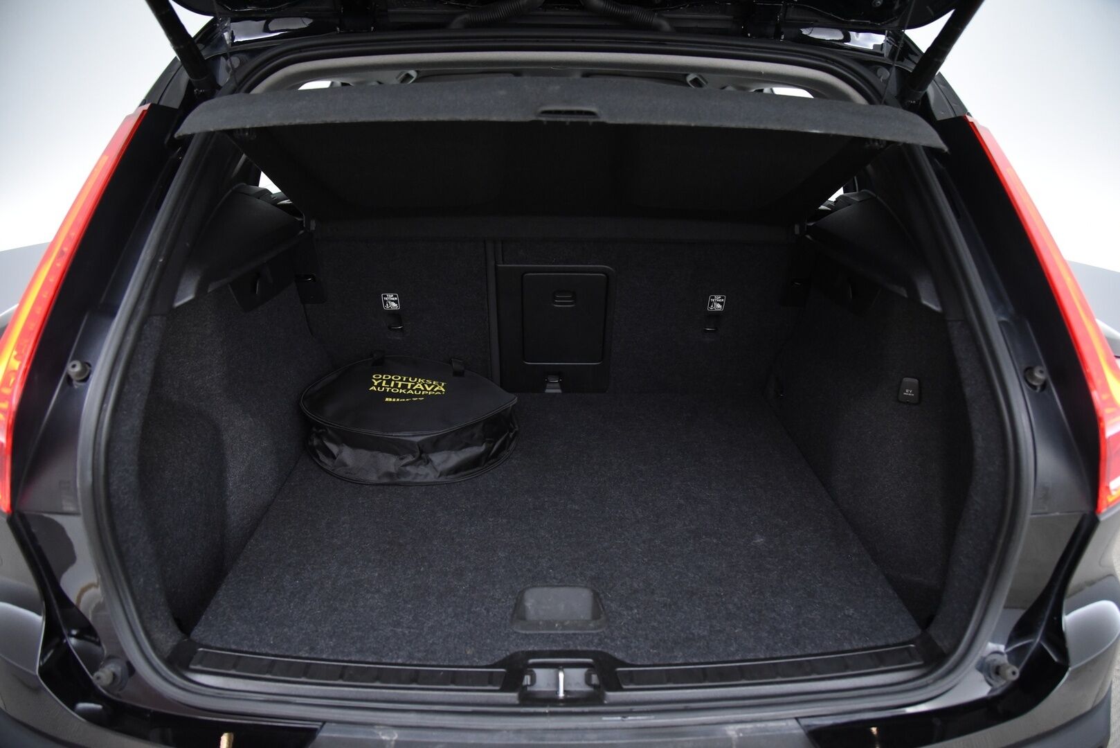 Volvo XC40 2021 T4 TwE Business Inscription * ACC / H&K / Webasto / BLIS / Pilot Assist / SoH 88.9%! / Sähkökontti / Urheiluistuimet * - Kattavasti varusteltu & hyvin huollettu! 2x Renkaat! - HULLUT AVAJAISHULINAT KORKOTARJOUS 3,29 %