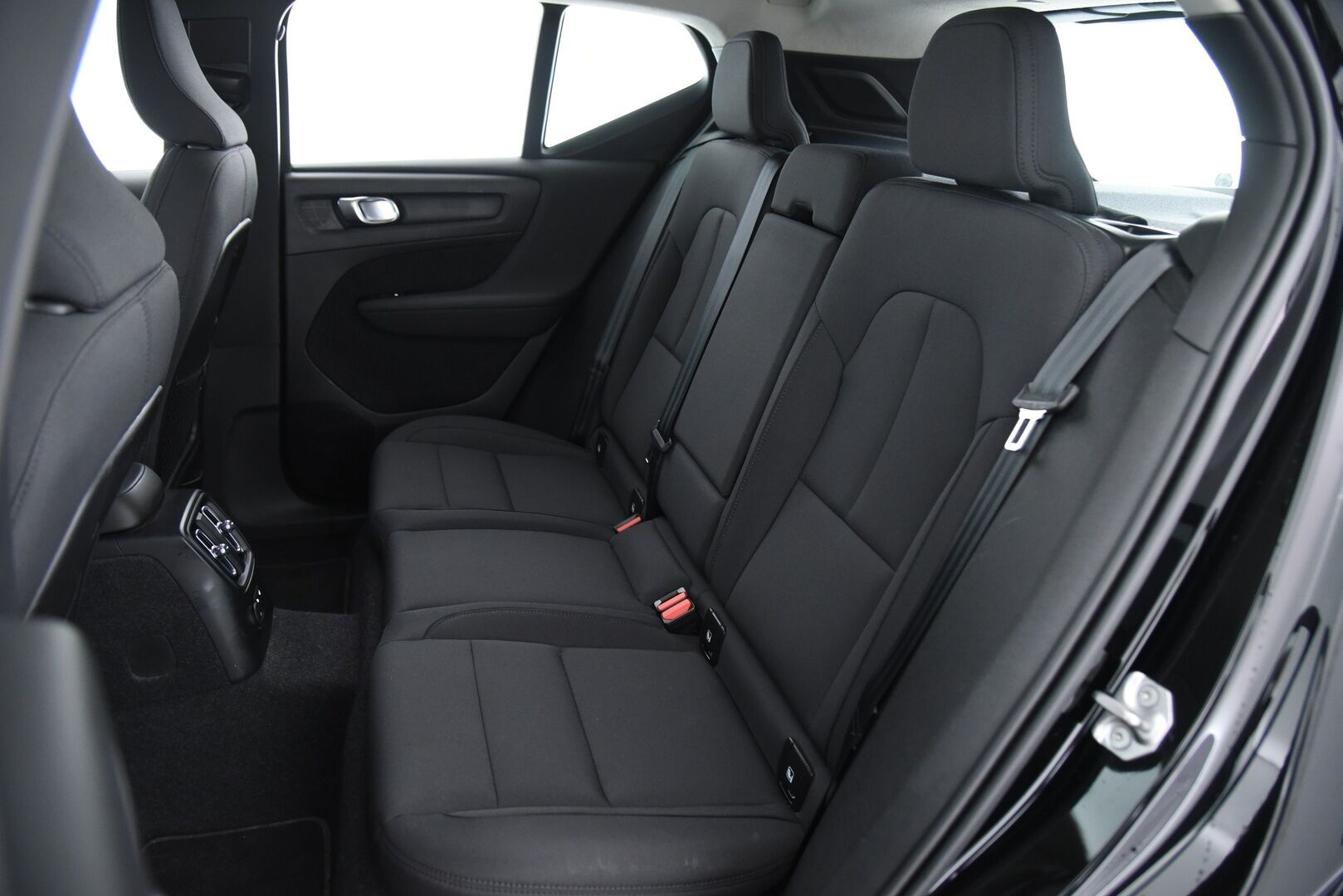 Volvo XC40 2021 T4 TwE Business Inscription * ACC / H&K / Webasto / BLIS / Pilot Assist / SoH 88.9%! / Sähkökontti / Urheiluistuimet * - Kattavasti varusteltu & hyvin huollettu! 2x Renkaat! - HULLUT AVAJAISHULINAT KORKOTARJOUS 3,29 %