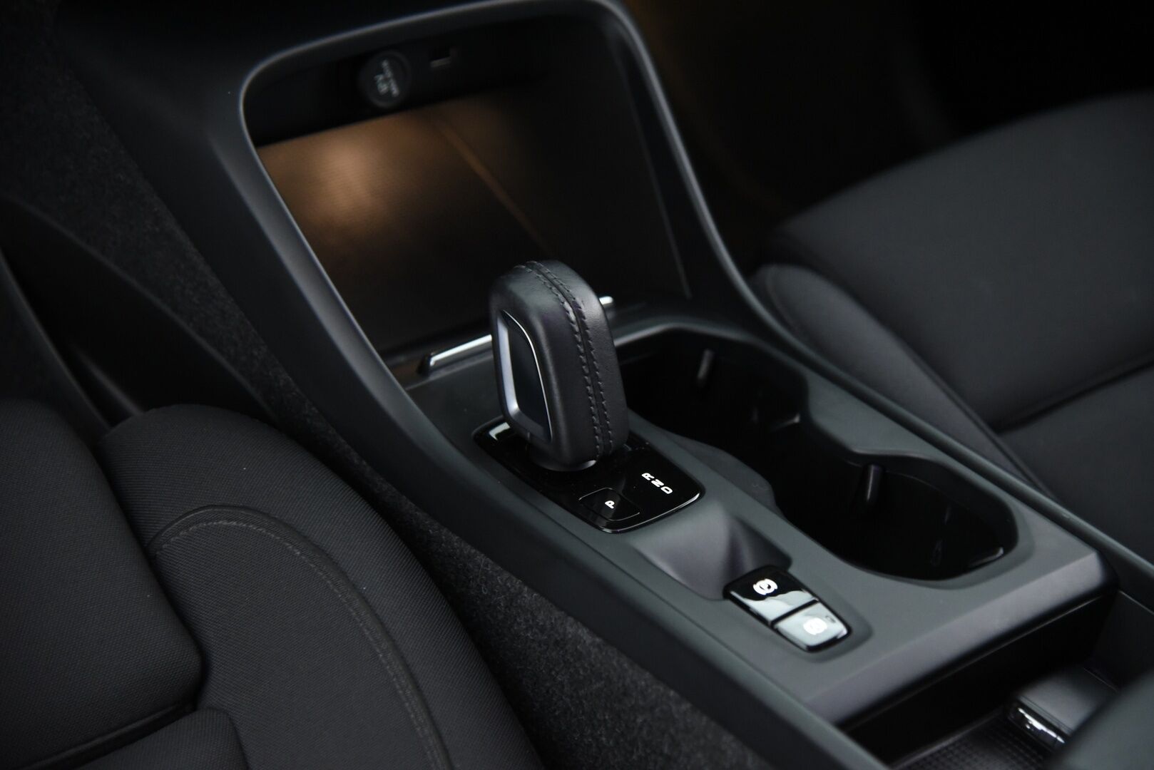 Volvo XC40 2021 T4 TwE Business Inscription * ACC / H&K / Webasto / BLIS / Pilot Assist / SoH 88.9%! / Sähkökontti / Urheiluistuimet * - Kattavasti varusteltu & hyvin huollettu! 2x Renkaat! - HULLUT AVAJAISHULINAT KORKOTARJOUS 3,29 %