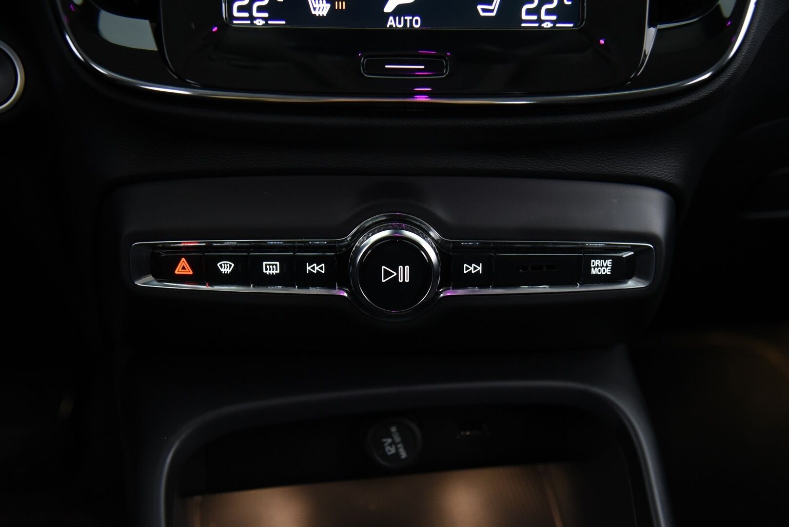 Volvo XC40 2021 T4 TwE Business Inscription * ACC / H&K / Webasto / BLIS / Pilot Assist / SoH 88.9%! / Sähkökontti / Urheiluistuimet * - Kattavasti varusteltu & hyvin huollettu! 2x Renkaat! - HULLUT AVAJAISHULINAT KORKOTARJOUS 3,29 %