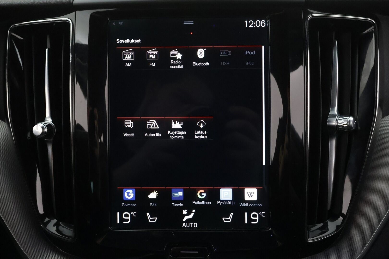 Volvo XC60 2018 D4 AWD R-Design aut - | ACC | Webasto | Koukku | Full LED | Muistipenkki | BLIS | Navi | Keyless | P.tutkat |