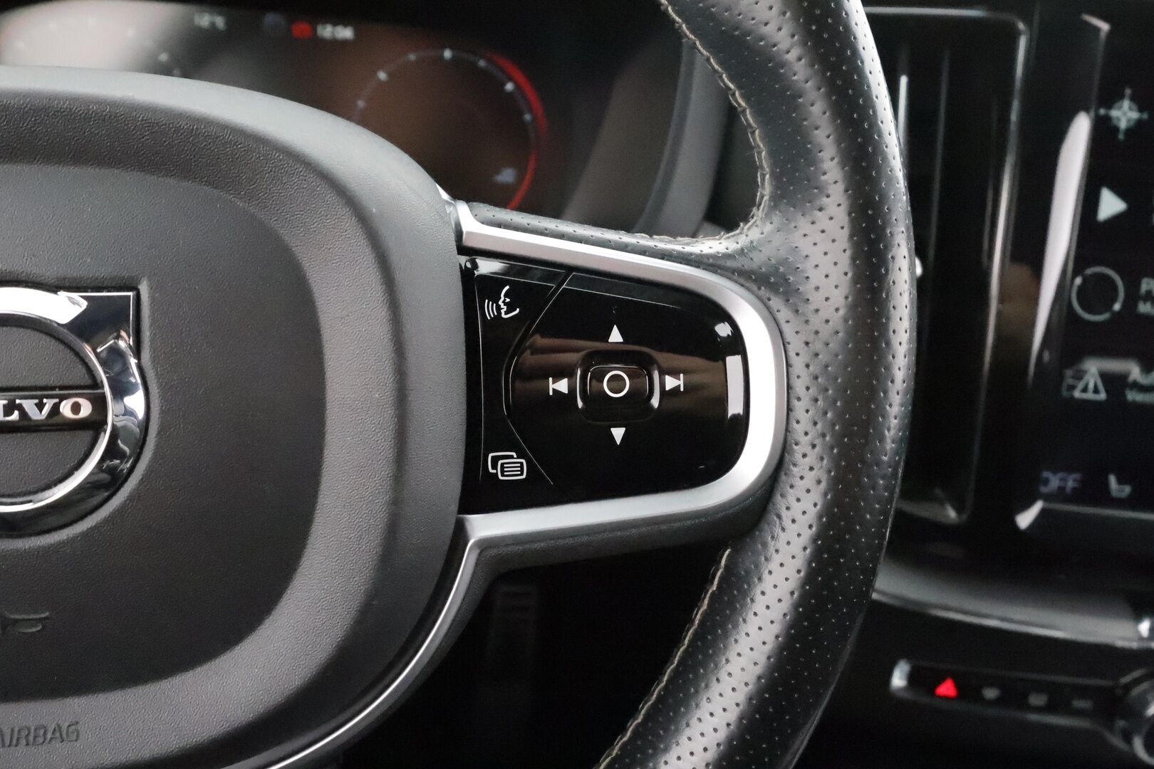 Volvo XC60 2018 D4 AWD R-Design aut - | ACC | Webasto | Koukku | Full LED | Muistipenkki | BLIS | Navi | Keyless | P.tutkat |