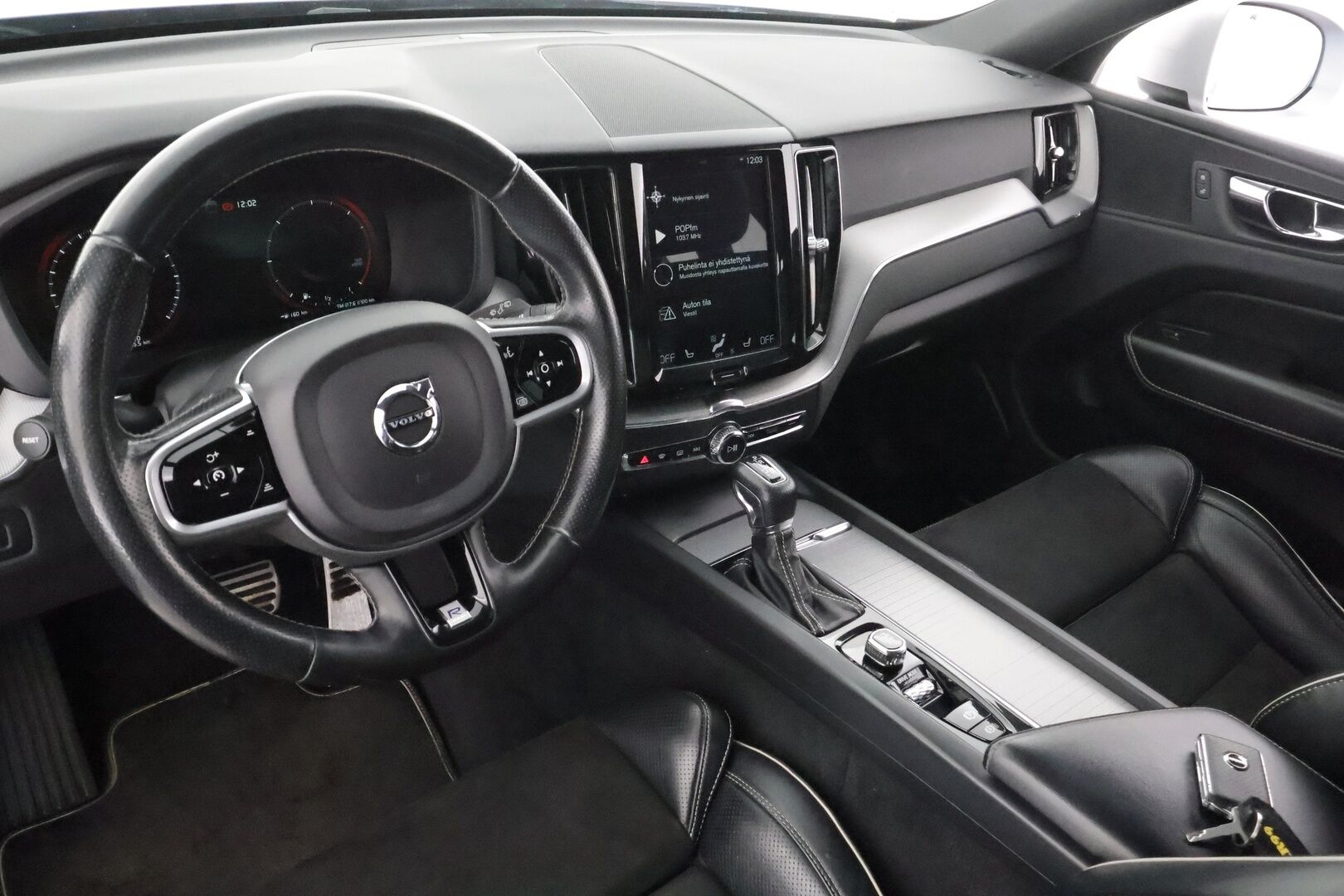 Volvo XC60 2018 D4 AWD R-Design aut - | ACC | Webasto | Koukku | Full LED | Muistipenkki | BLIS | Navi | Keyless | P.tutkat |