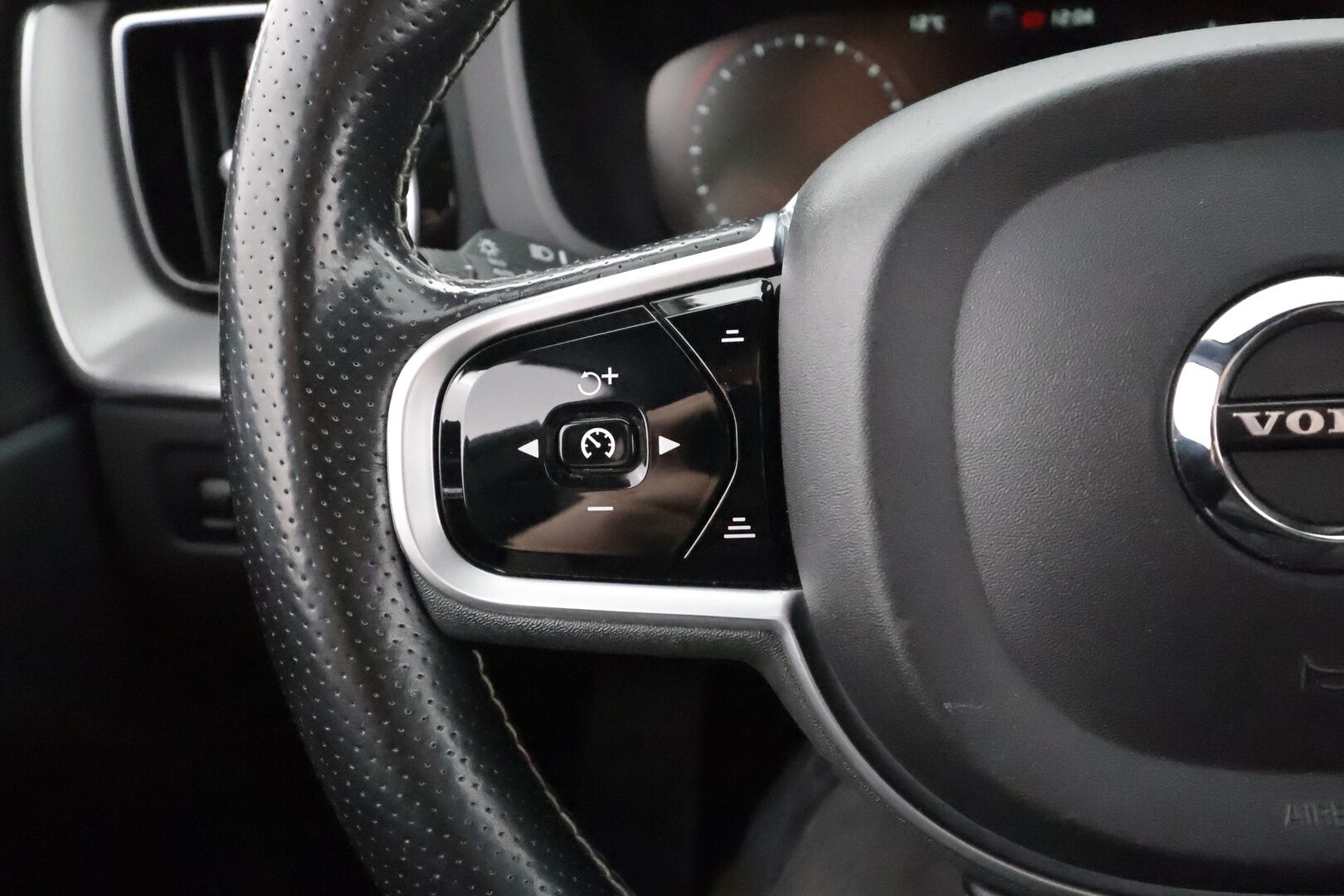 Volvo XC60 2018 D4 AWD R-Design aut - | ACC | Webasto | Koukku | Full LED | Muistipenkki | BLIS | Navi | Keyless | P.tutkat |