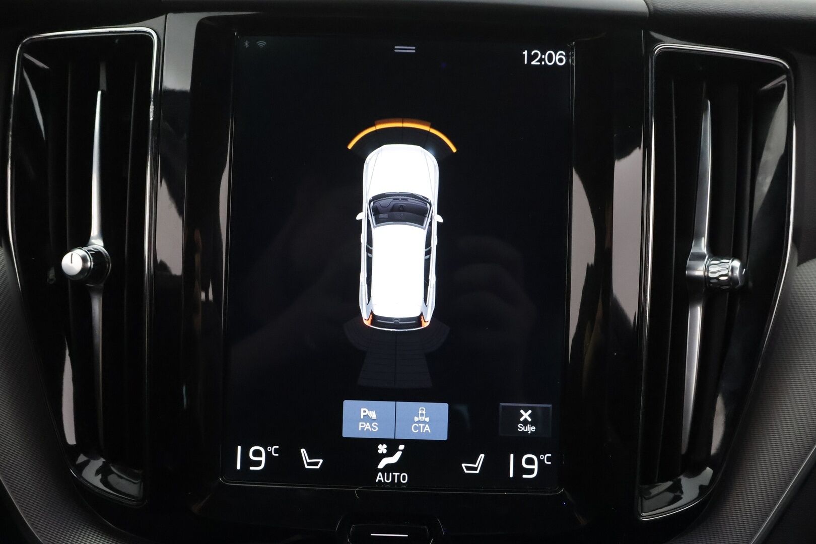 Volvo XC60 2018 D4 AWD R-Design aut - | ACC | Webasto | Koukku | Full LED | Muistipenkki | BLIS | Navi | Keyless | P.tutkat |