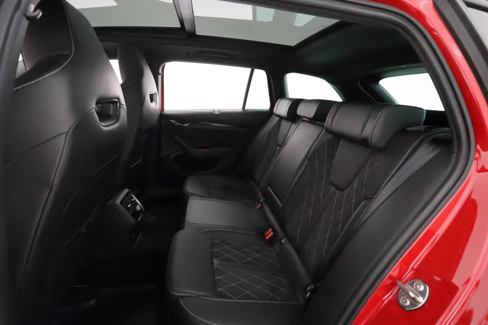Skoda Octavia 2021 Combi 1,4 TSI PHEV RS iV DSG Autom **Panorama / Canton / ACC / Matrix-LED / P.Kamera / Hierovat Sporttipenkit Muistilla - 1-om Suomi-auto / Webasto / Lämmitettävä tuulilasi / Nahka-alcantra kojelauta / **HUIPPU KAMOILLA**
