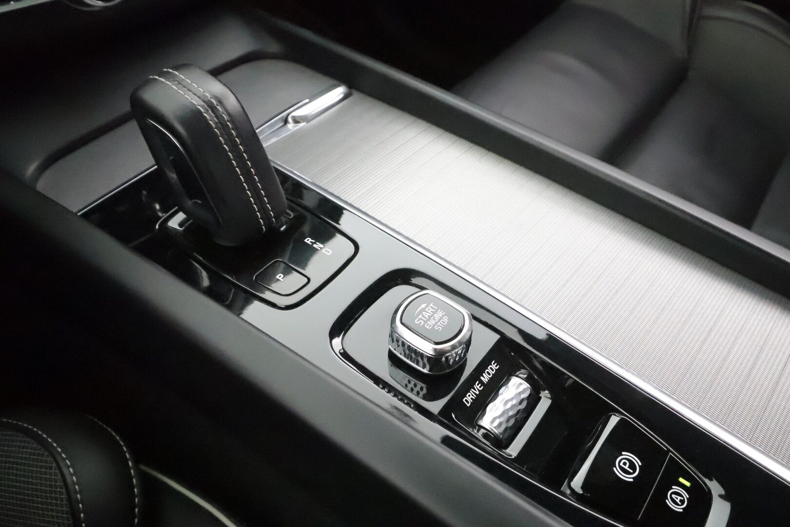 Volvo XC60 2021 T6 TwE AWD Business R-Design aut. * ACC / Panorama / Full LED / Webasto / H&K / Koukku / 360° / BLIS / KeylessGo * - Suomi-auto / Kahdet renkaat aluvanteilla / Merkkihuollettu / Huippuvarusteet