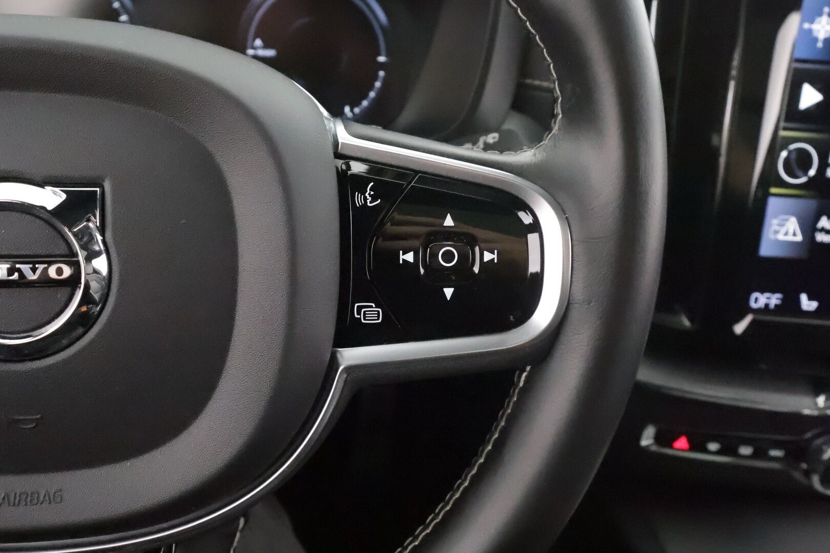 Volvo XC60 2021 T6 TwE AWD Business R-Design aut. * ACC / Panorama / Full LED / Webasto / H&K / Koukku / 360° / BLIS / KeylessGo * - Suomi-auto / Kahdet renkaat aluvanteilla / Merkkihuollettu / Huippuvarusteet