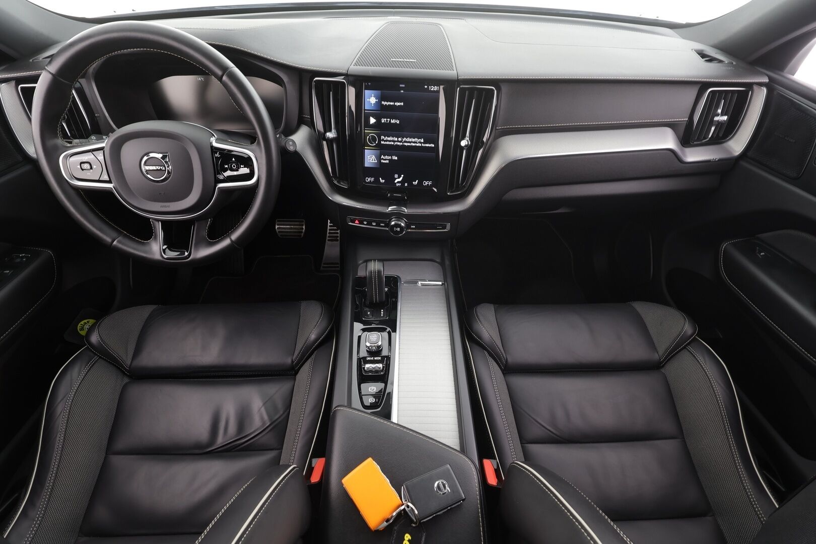 Volvo XC60 2021 T6 TwE AWD Business R-Design aut. * ACC / Panorama / Full LED / Webasto / H&K / Koukku / 360° / BLIS / KeylessGo * - Suomi-auto / Kahdet renkaat aluvanteilla / Merkkihuollettu / Huippuvarusteet