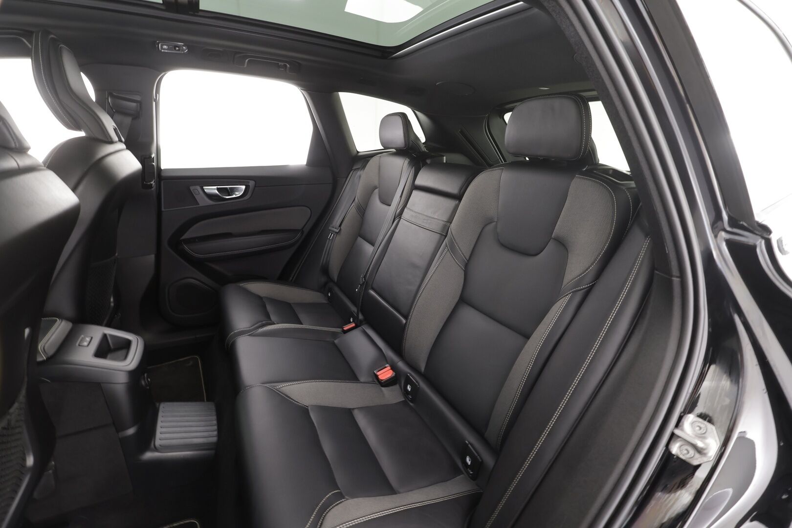 Volvo XC60 2021 T6 TwE AWD Business R-Design aut. * ACC / Panorama / Full LED / Webasto / H&K / Koukku / 360° / BLIS / KeylessGo * - Suomi-auto / Kahdet renkaat aluvanteilla / Merkkihuollettu / Huippuvarusteet