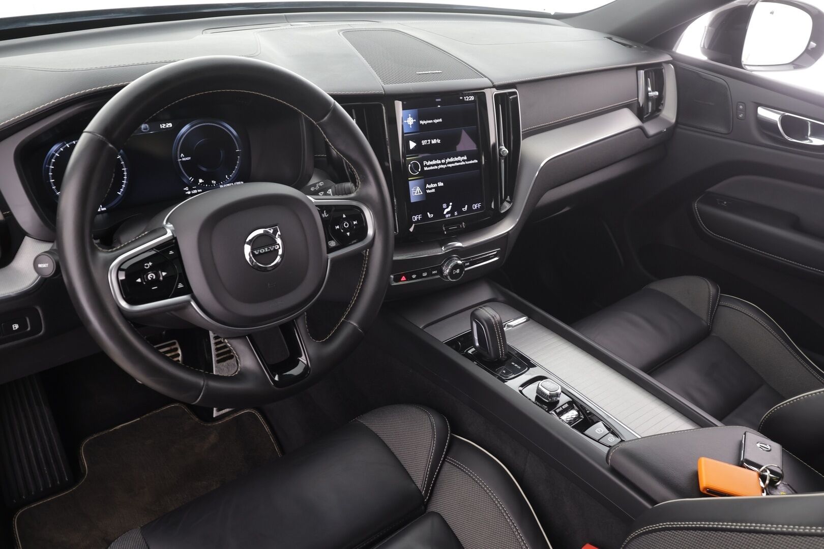 Volvo XC60 2021 T6 TwE AWD Business R-Design aut. * ACC / Panorama / Full LED / Webasto / H&K / Koukku / 360° / BLIS / KeylessGo * - Suomi-auto / Kahdet renkaat aluvanteilla / Merkkihuollettu / Huippuvarusteet