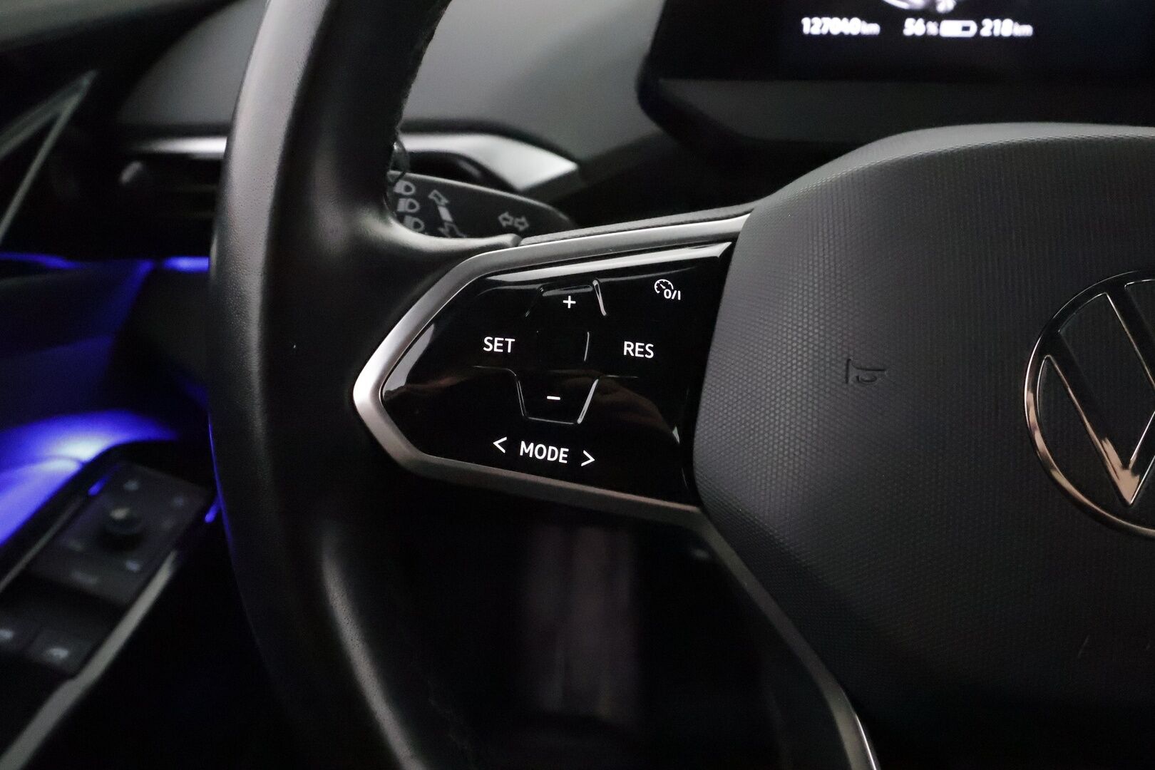 Volkswagen ID.4 2021 Pro Performance Life 150 kW **1-om. Suomi-auto / Lämpöpumppu / Adapt.vakkari / Vetokoukku / Apple&Android / P.tutkat** - Akku kuntotarkastettu! 