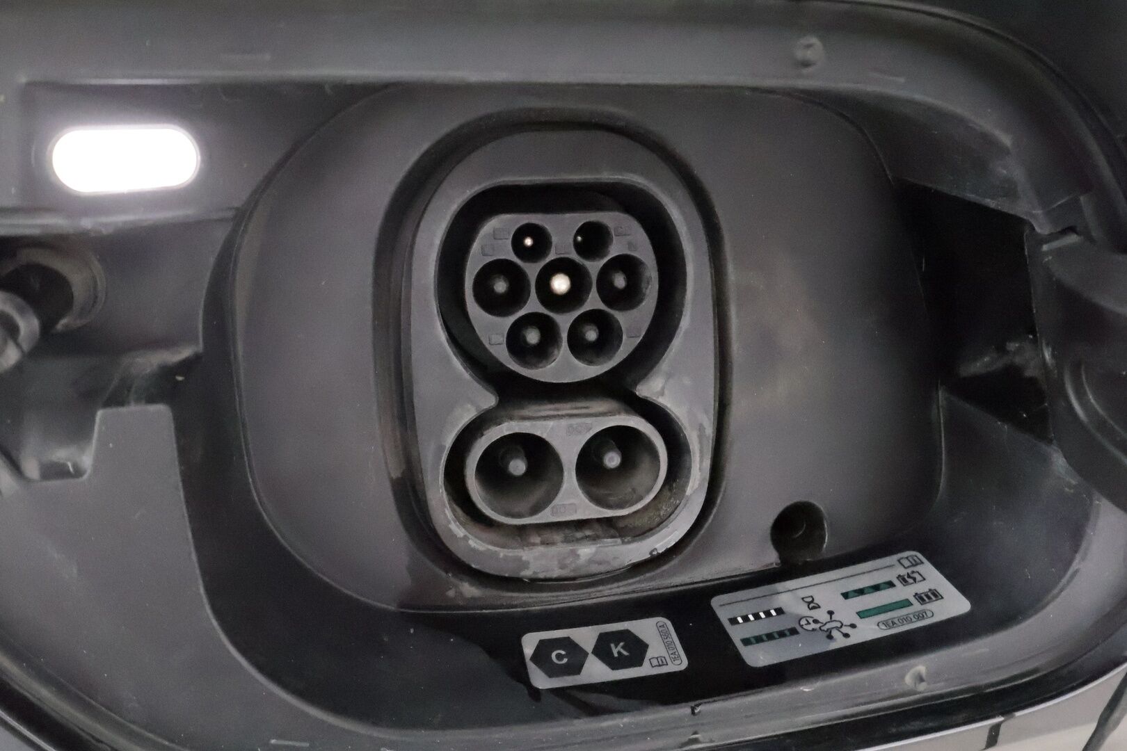 Volkswagen ID.4 2021 Pro Performance Life 150 kW **1-om. Suomi-auto / Lämpöpumppu / Adapt.vakkari / Vetokoukku / Apple&Android / P.tutkat** - Akku kuntotarkastettu! 