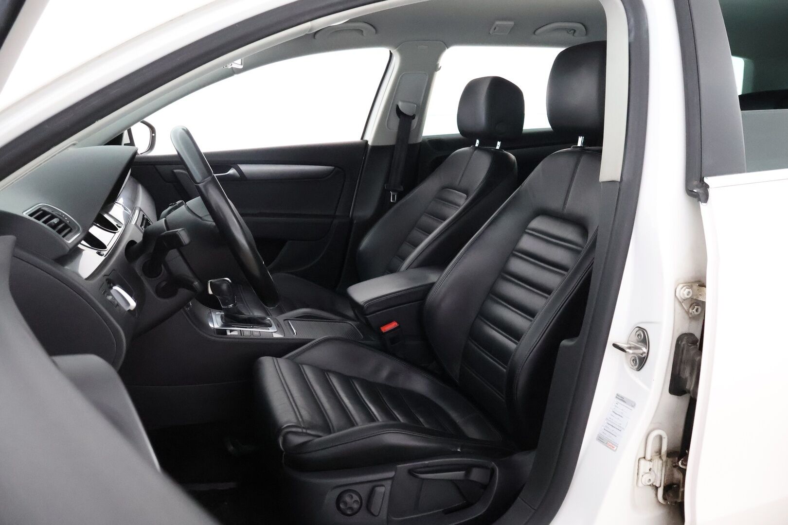Volkswagen Passat 2013 Variant Highline 2,0 TDI 130 kW (177 hv) BlueMotion Technology 4MOTION DSG-aut R Line - Webasto / Vetokoukku / Peruutuskamera / Vakkari / Nahkasisusta / Jakopää tehty!