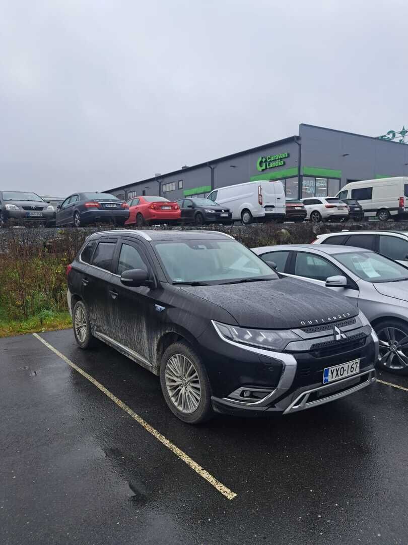 Mitsubishi Outlander 2019 Mitsubishi Outlander Farmari (AC) 4ov 2360cm3 - ACC | Koukku | Puolinahat | Kamera | Ratinlämmitys | 2 x vanteet | Fiksut huollot