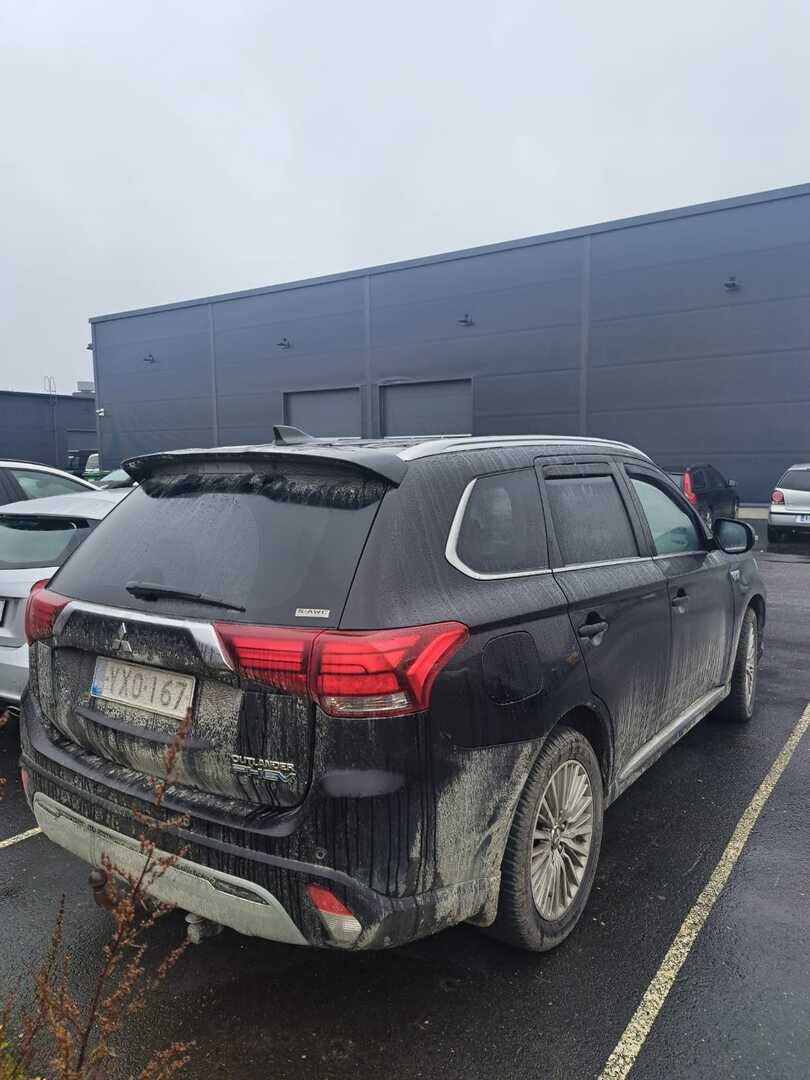 Mitsubishi Outlander 2019 Mitsubishi Outlander Farmari (AC) 4ov 2360cm3 - ACC | Koukku | Puolinahat | Kamera | Ratinlämmitys | 2 x vanteet | Fiksut huollot