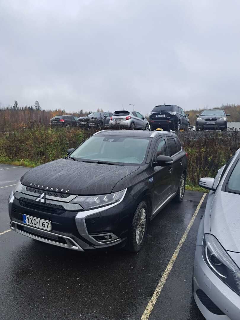 Mitsubishi Outlander 2019 Mitsubishi Outlander Farmari (AC) 4ov 2360cm3 - ACC | Koukku | Puolinahat | Kamera | Ratinlämmitys | 2 x vanteet | Fiksut huollot