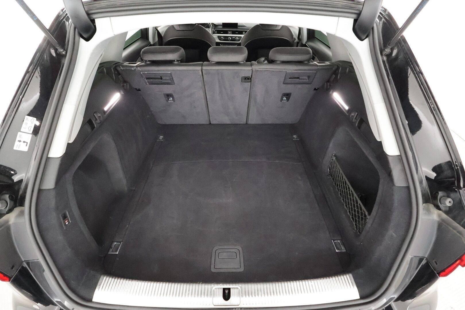 Audi A4 2018 Avant Business 2,0 TDI 140 kW quattro S tronic - ACC | Webasto | Koukku | LED | P.tutkat | Sporttipenkit | Ambient 