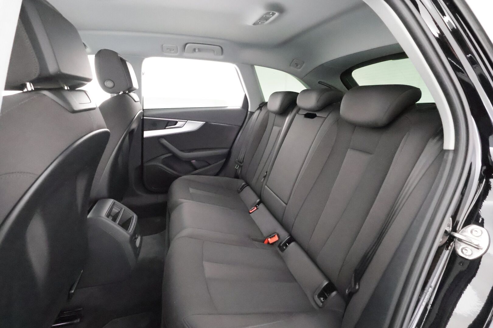 Audi A4 2018 Avant Business 2,0 TDI 140 kW quattro S tronic - ACC | Webasto | Koukku | LED | P.tutkat | Sporttipenkit | Ambient 