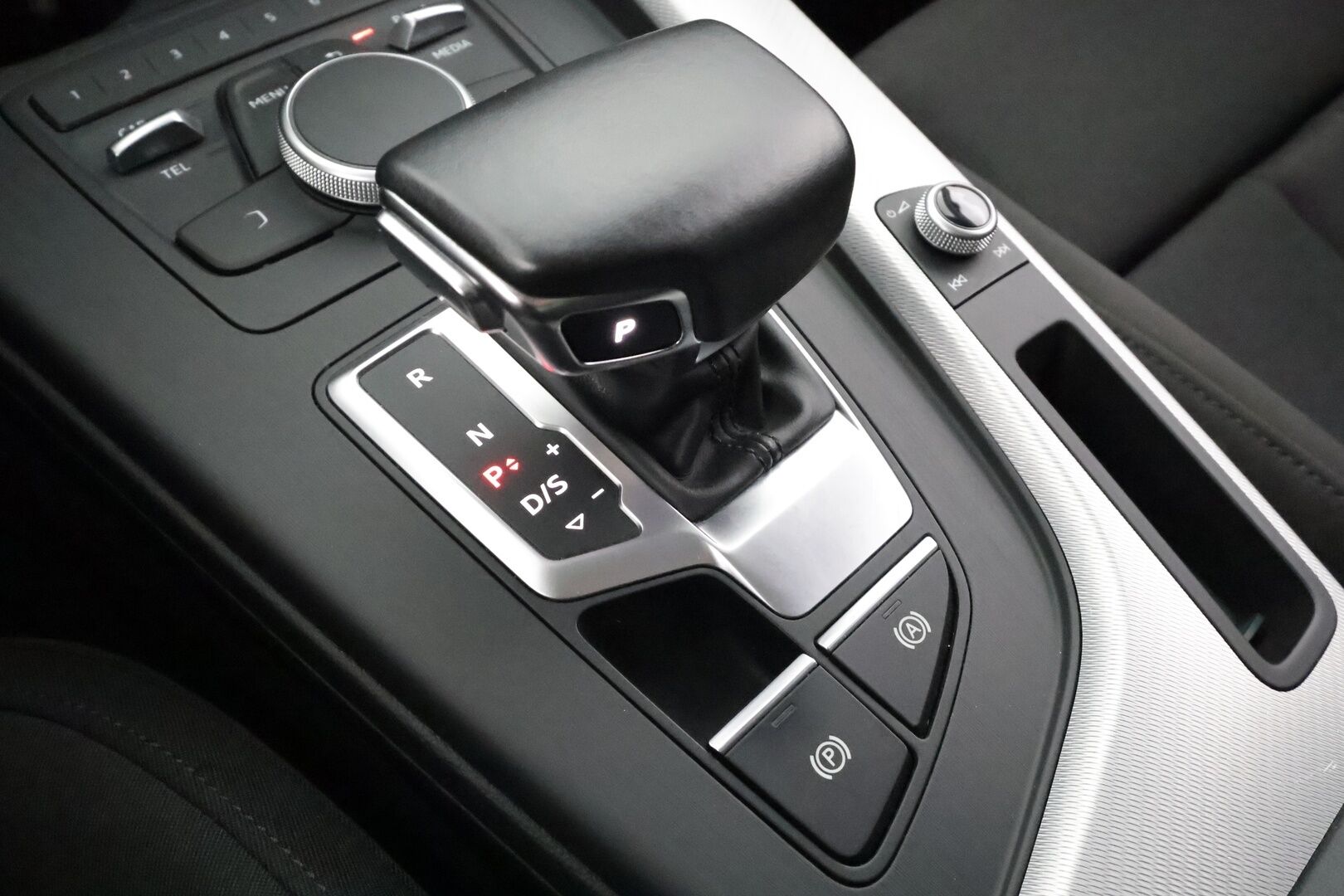 Audi A4 2018 Avant Business 2,0 TDI 140 kW quattro S tronic - ACC | Webasto | Koukku | LED | P.tutkat | Sporttipenkit | Ambient 