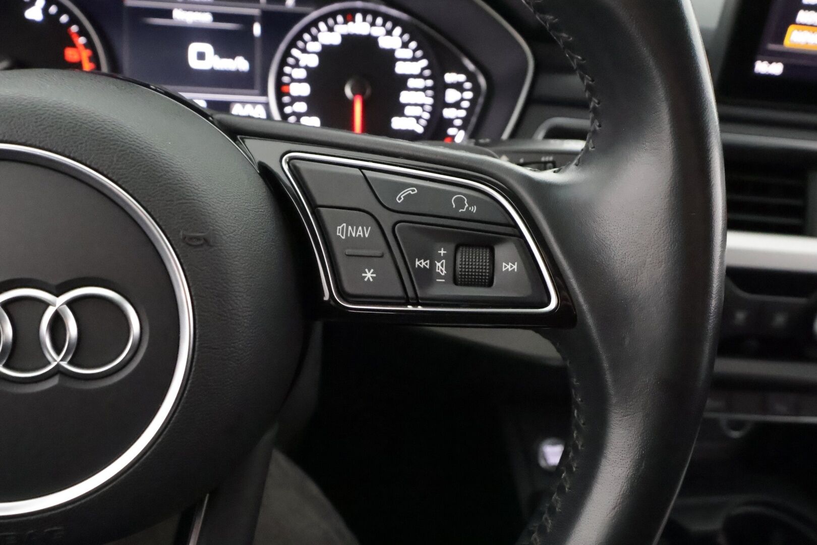 Audi A4 2018 Avant Business 2,0 TDI 140 kW quattro S tronic - ACC | Webasto | Koukku | LED | P.tutkat | Sporttipenkit | Ambient 