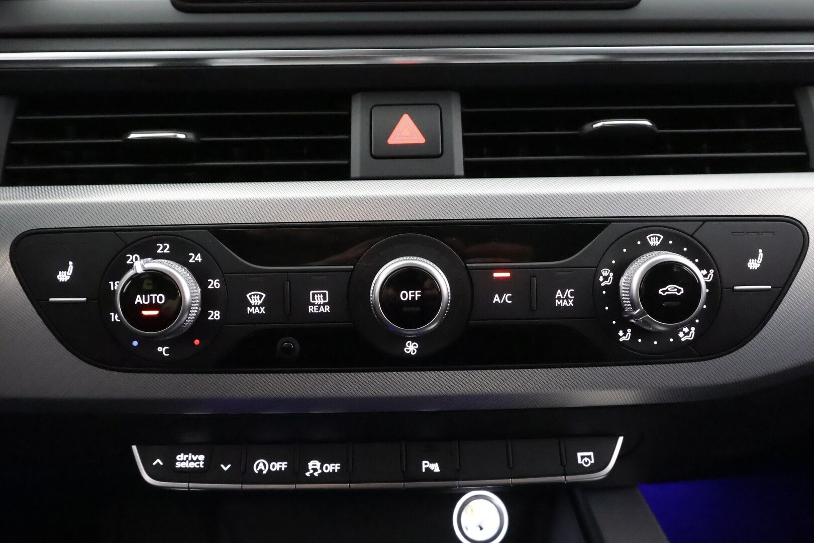 Audi A4 2018 Avant Business 2,0 TDI 140 kW quattro S tronic - ACC | Webasto | Koukku | LED | P.tutkat | Sporttipenkit | Ambient 