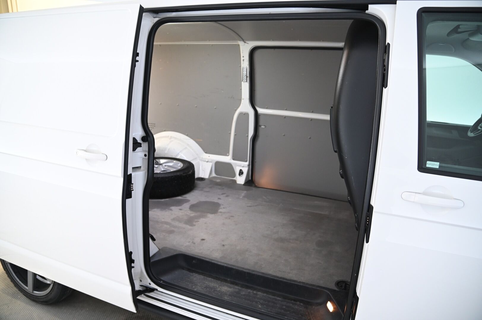 Volkswagen Transporter 2018 Pitkä 2,0 TDI 110 kW 4Motion*Adapt. Vakkari / Webasto / Läpijuostava / Vetokoukku* - *Jakohihna vaihdettu / 2x renkaat&alumiinivanteet*