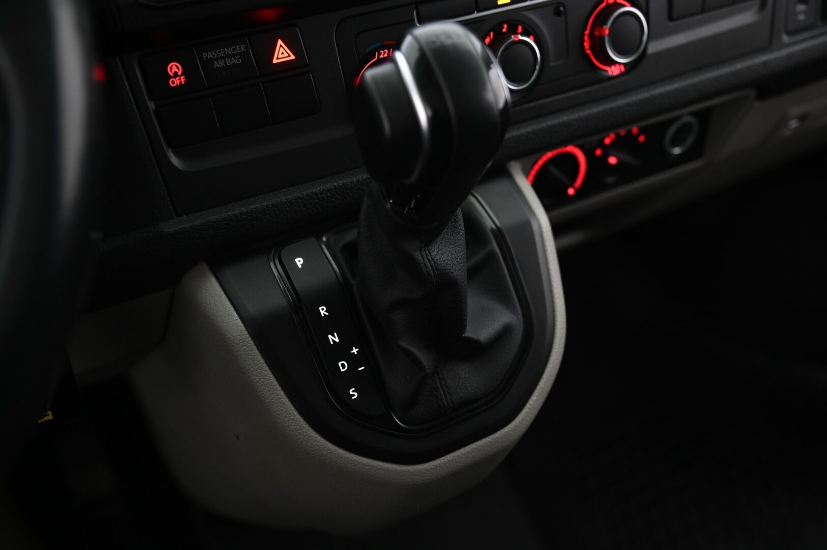 Volkswagen Transporter 2018 Pitkä 2,0 TDI 110 kW 4Motion*Adapt. Vakkari / Webasto / Läpijuostava / Vetokoukku* - *Jakohihna vaihdettu / 2x renkaat&alumiinivanteet*