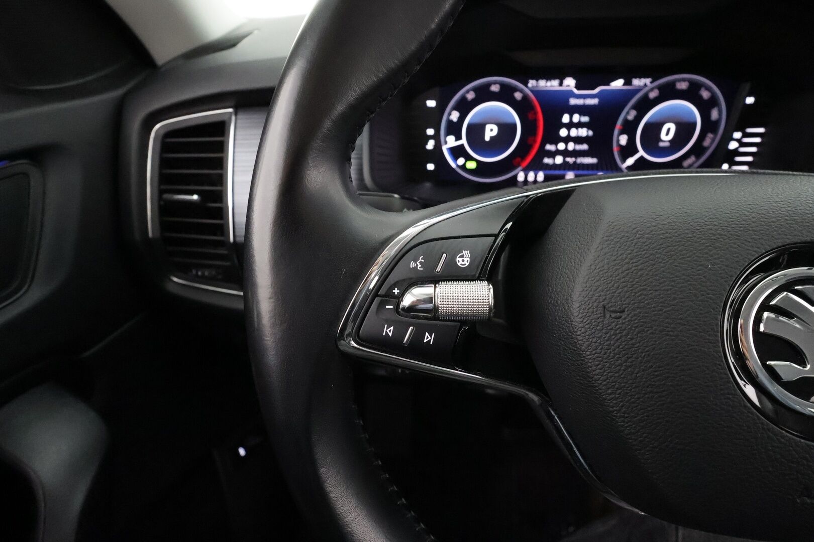 Skoda Kodiaq 2021 2,0 TDI 150 4x4 Ambition BusinessLine DSG * ACC / P.Kamera / LED / Navi / Webasto / KeylessGo * - 1.Om Suomi-auto / Kahdet renkaat aluvanteilla / Merkkihuollettu