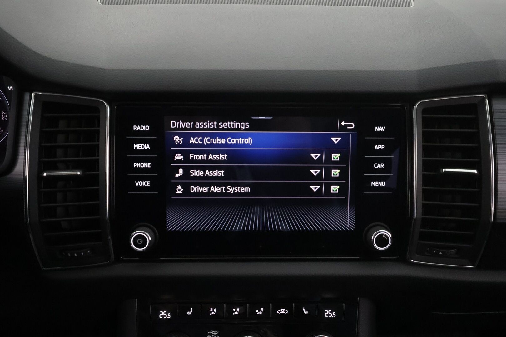 Skoda Kodiaq 2021 2,0 TDI 150 4x4 Ambition BusinessLine DSG * ACC / P.Kamera / LED / Navi / Webasto / KeylessGo * - 1.Om Suomi-auto / Kahdet renkaat aluvanteilla / Merkkihuollettu