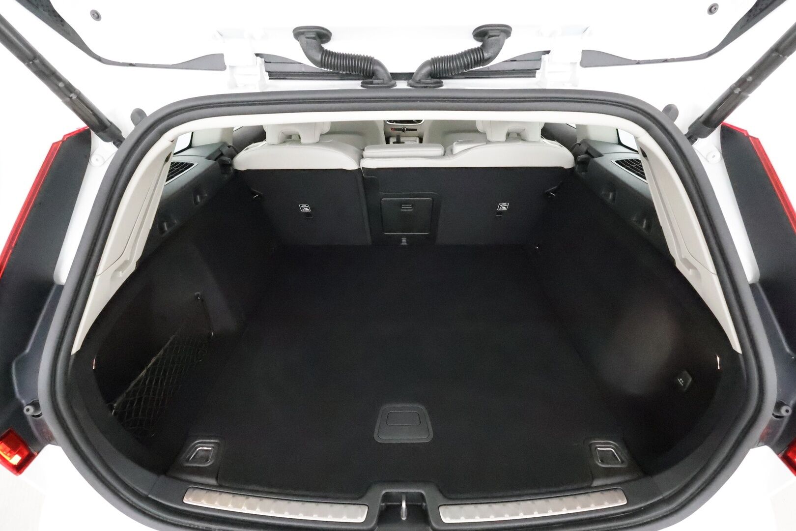 Volvo V60 2021 B4 MHEV Business aut **Webasto / Adapt.Vakkari / Full-LED / P.kamera / Sporttinahat Muistilla / Navi / Kaistavahti** - 3,99 % KORKOTARJOUS TÄHÄN AUTOON - 1-om Suomi-auto / Merkkihuollettu / Kahdet Renkaat