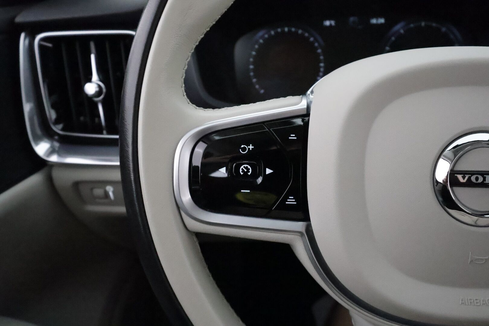 Volvo V60 2021 B4 MHEV Business aut **Webasto / Adapt.Vakkari / Full-LED / P.kamera / Sporttinahat Muistilla / Navi / Kaistavahti** - 3,99 % KORKOTARJOUS TÄHÄN AUTOON - 1-om Suomi-auto / Merkkihuollettu / Kahdet Renkaat