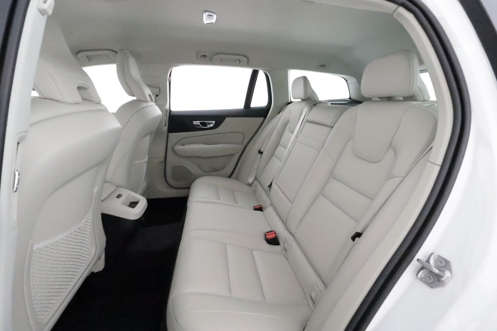 Volvo V60 2021 B4 MHEV Business aut **Webasto / Adapt.Vakkari / Full-LED / P.kamera / Sporttinahat Muistilla / Navi / Kaistavahti** - 3,99 % KORKOTARJOUS TÄHÄN AUTOON - 1-om Suomi-auto / Merkkihuollettu / Kahdet Renkaat