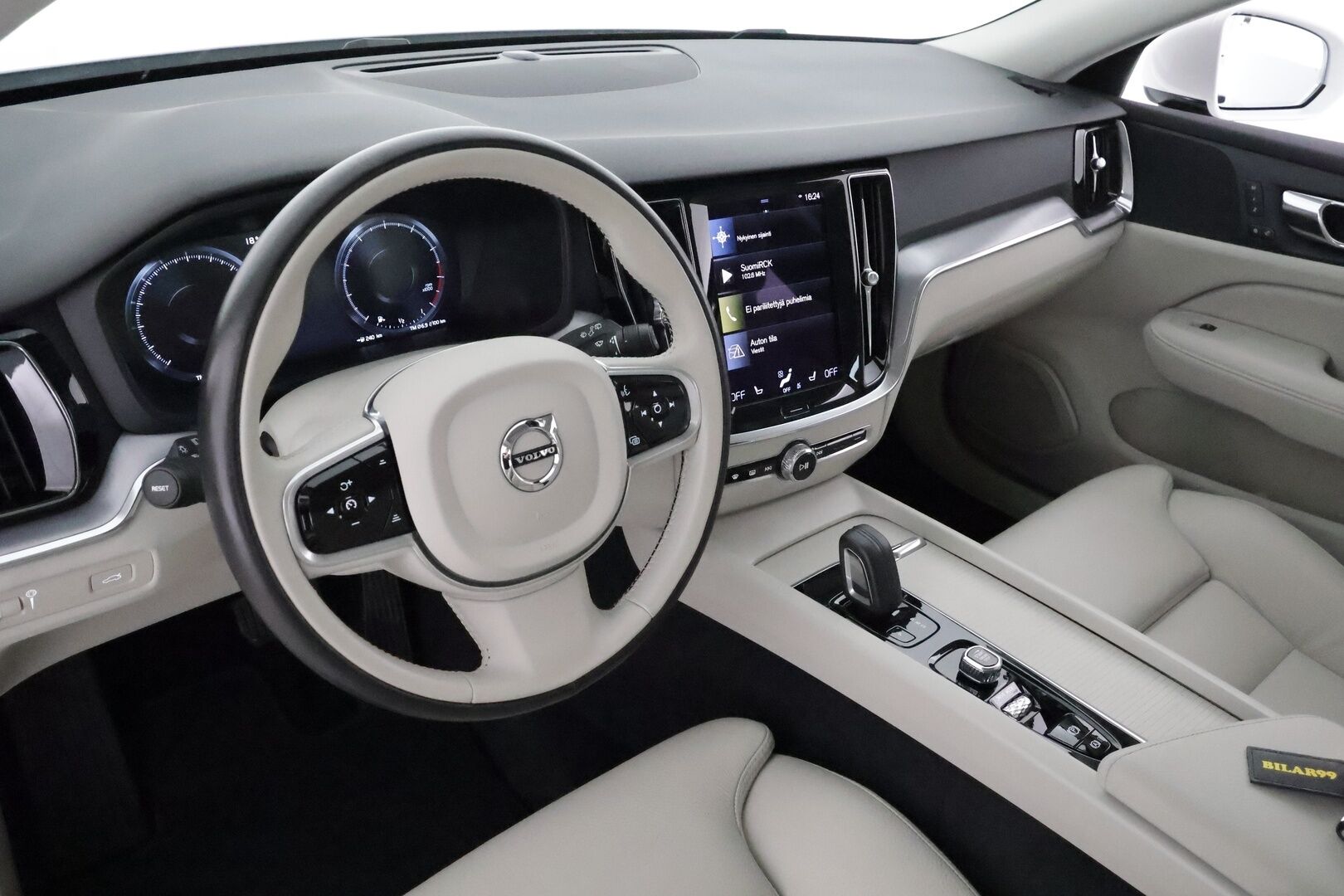 Volvo V60 2021 B4 MHEV Business aut **Webasto / Adapt.Vakkari / Full-LED / P.kamera / Sporttinahat Muistilla / Navi / Kaistavahti** - 3,99 % KORKOTARJOUS TÄHÄN AUTOON - 1-om Suomi-auto / Merkkihuollettu / Kahdet Renkaat
