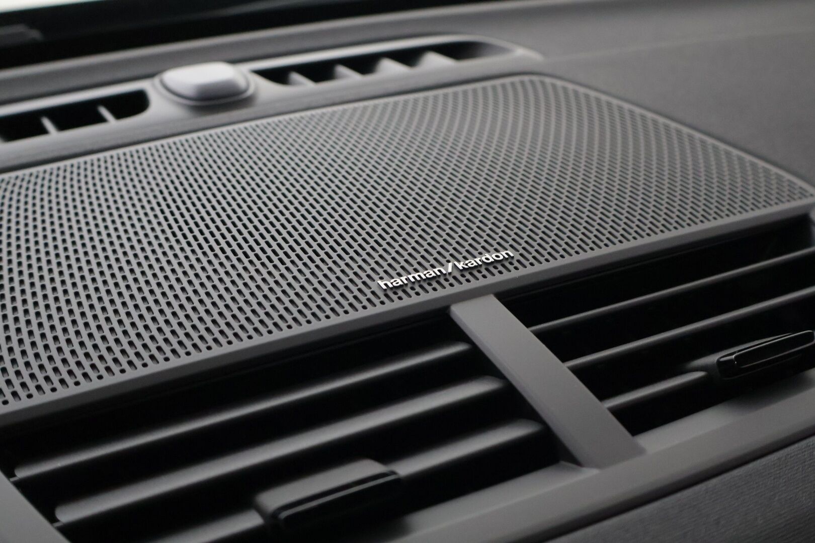 Polestar 2 2021 Launch Edition, 300kW, 78kWh - Pilot&Plus | ACC | Koukku | Pixel-LED | 2x Polestar alut | 360° | Harman/Kardon | Muistipenkki | Lasikatto | Sporttipenkit | Keyless | Merkkihuollot