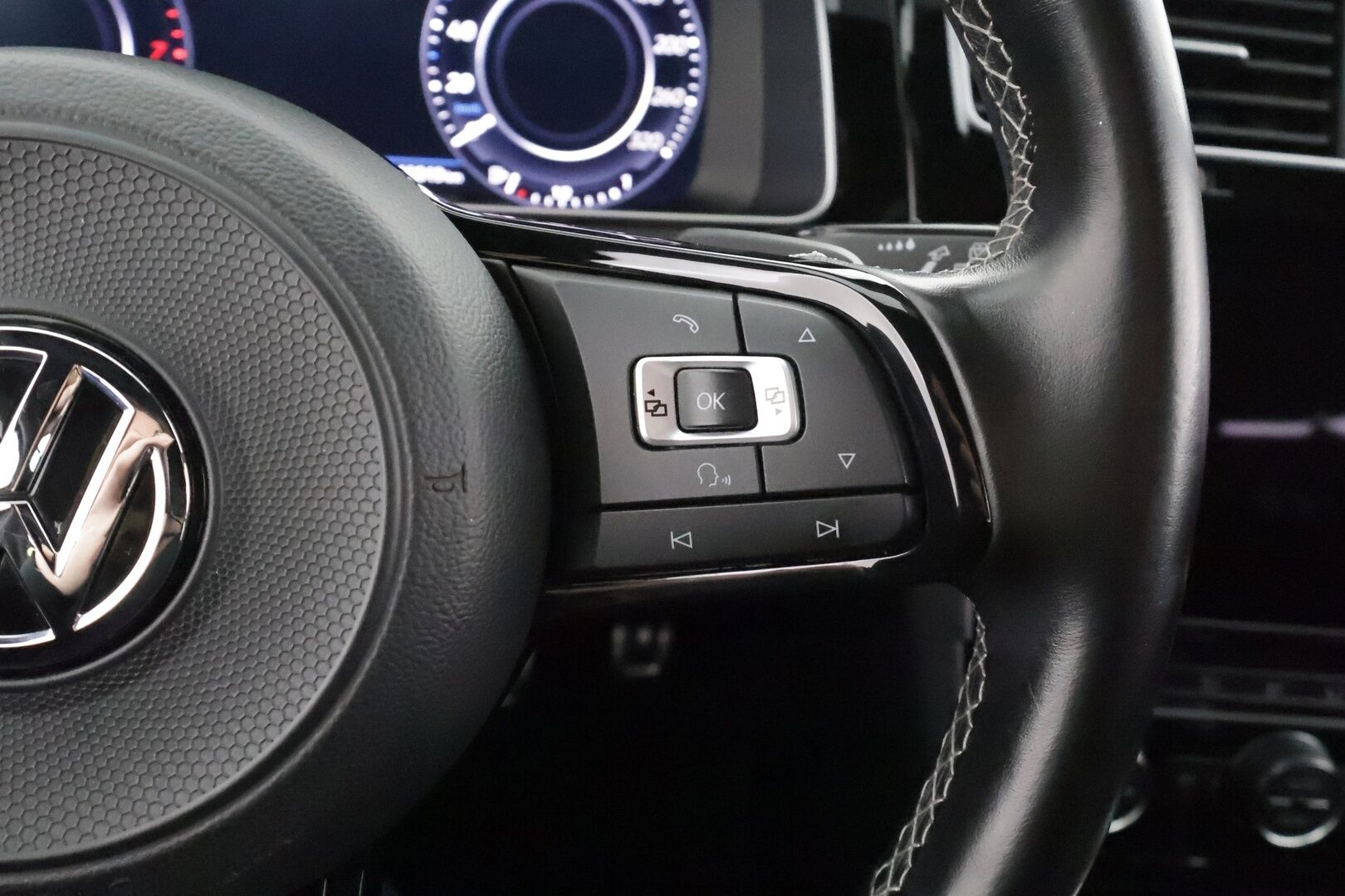 Volkswagen Golf 2017 Variant R 2,0 TSI 228 kW 4MOTION DSG * ACC / Adapt.LED / P.Kamera / Sisätilanlämmitin / Dynaudio / Katveavustin * - Kaistavahti / Navi / Digimittaristo / Kahdet renkaat aluvanteilla - HULLUT AVAJAISHULINAT KORKOTARJOUS 3,29 %