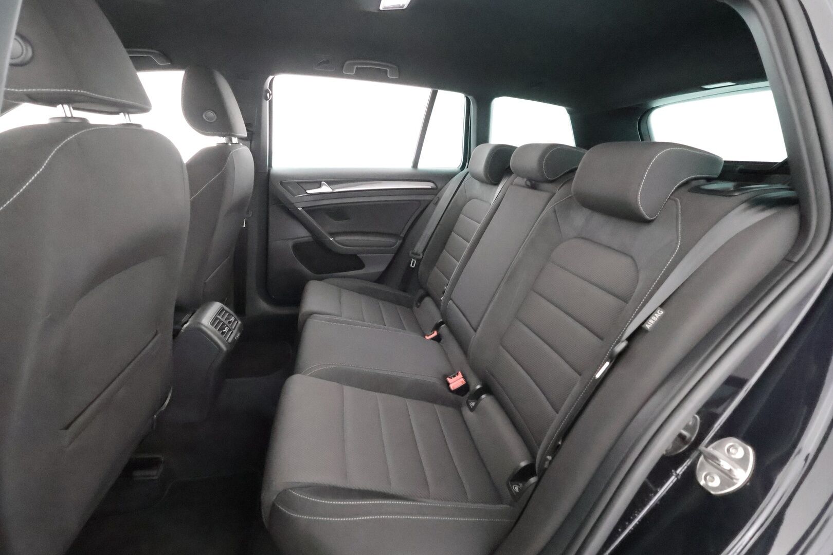 Volkswagen Golf 2017 Variant R 2,0 TSI 228 kW 4MOTION DSG * ACC / Adapt.LED / P.Kamera / Sisätilanlämmitin / Dynaudio / Katveavustin * - Kaistavahti / Navi / Digimittaristo / Kahdet renkaat aluvanteilla - HULLUT AVAJAISHULINAT KORKOTARJOUS 3,29 %