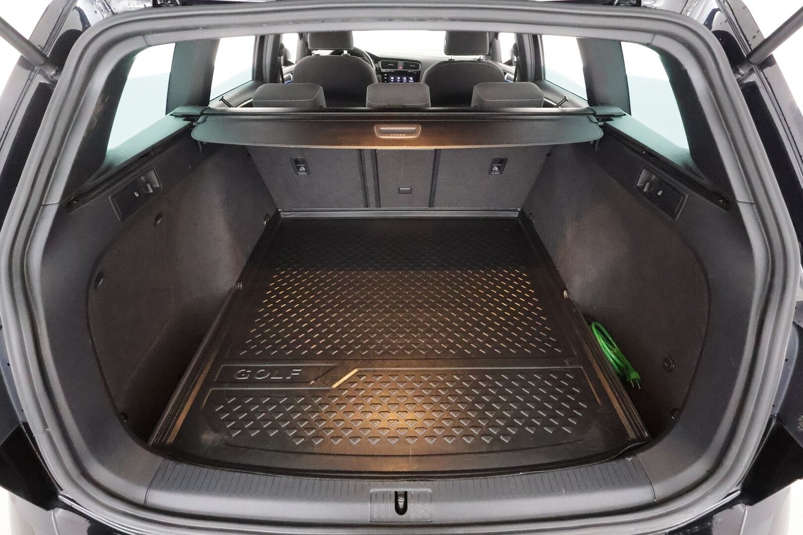 Volkswagen Golf 2017 Variant R 2,0 TSI 228 kW 4MOTION DSG * ACC / Adapt.LED / P.Kamera / Sisätilanlämmitin / Dynaudio / Katveavustin * - Kaistavahti / Navi / Digimittaristo / Kahdet renkaat aluvanteilla - HULLUT AVAJAISHULINAT KORKOTARJOUS 3,29 %