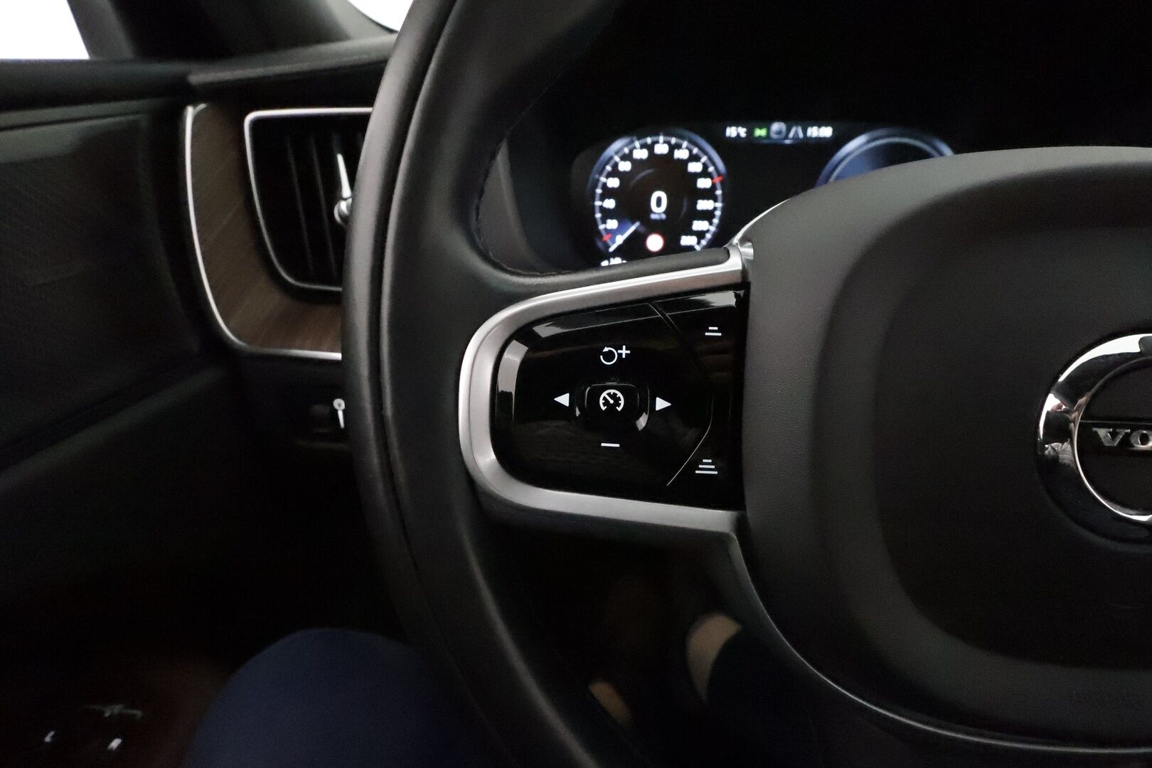 Volvo XC60 2021 T6 TwE AWD Business Inscription aut. *ACC / Panorama / H&K / Muistipenkki / Full LED / Webasto / Ruskeat nahat / Navi / Koukku* - Akku kuntotarkastettu SOH 89,6% / BLIS / P.kamera /  1.Om Suomi-auto / Kahdet renkaat aluvanteilla