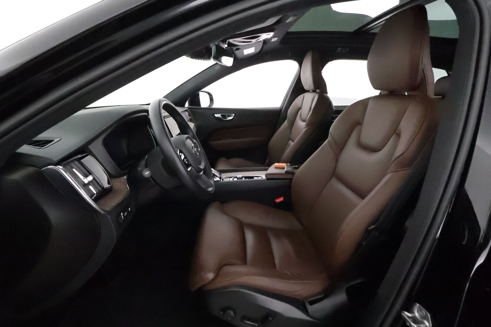 Volvo XC60 2021 T6 TwE AWD Business Inscription aut. *ACC / Panorama / H&K / Muistipenkki / Full LED / Webasto / Ruskeat nahat / Navi / Koukku* - Akku kuntotarkastettu SOH 89,6% / BLIS / P.kamera /  1.Om Suomi-auto / Kahdet renkaat aluvanteilla