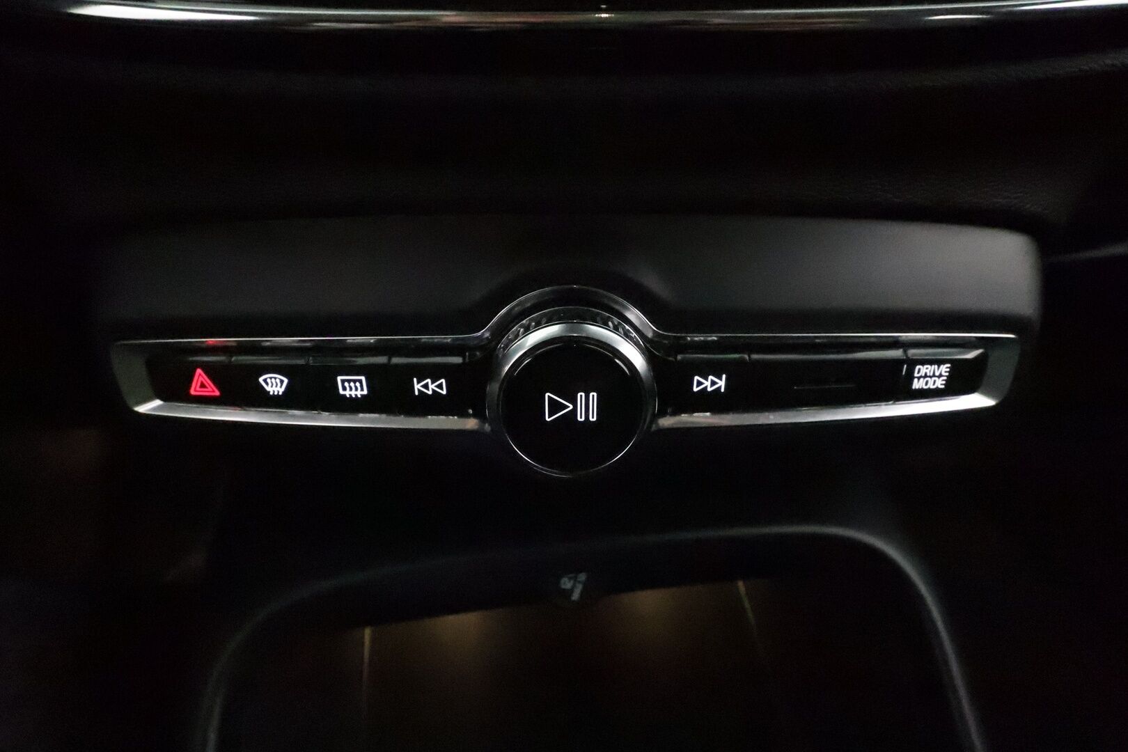 Volvo XC40 2021 T5 TwE Business Inscription aut **Webasto / ACC / LED-valot / P.kamera / Sporttinahat / Navi / Kaistavahti / Keyless** - 3,99 % KORKOTARJOUS TÄHÄN AUTOON 7.9. ASTI! - 1-om Suomi-auto / 2x Latauskaapelit / Kahdet Renkaat / Merkkihuollettu!