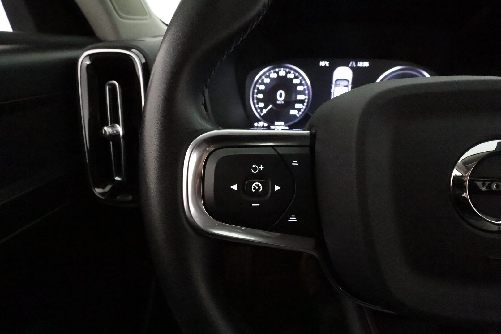Volvo XC40 2021 T5 TwE Business Inscription aut **Webasto / ACC / LED-valot / P.kamera / Sporttinahat / Navi / Kaistavahti / Keyless** - 3,99 % KORKOTARJOUS TÄHÄN AUTOON 7.9. ASTI! - 1-om Suomi-auto / 2x Latauskaapelit / Kahdet Renkaat / Merkkihuollettu!