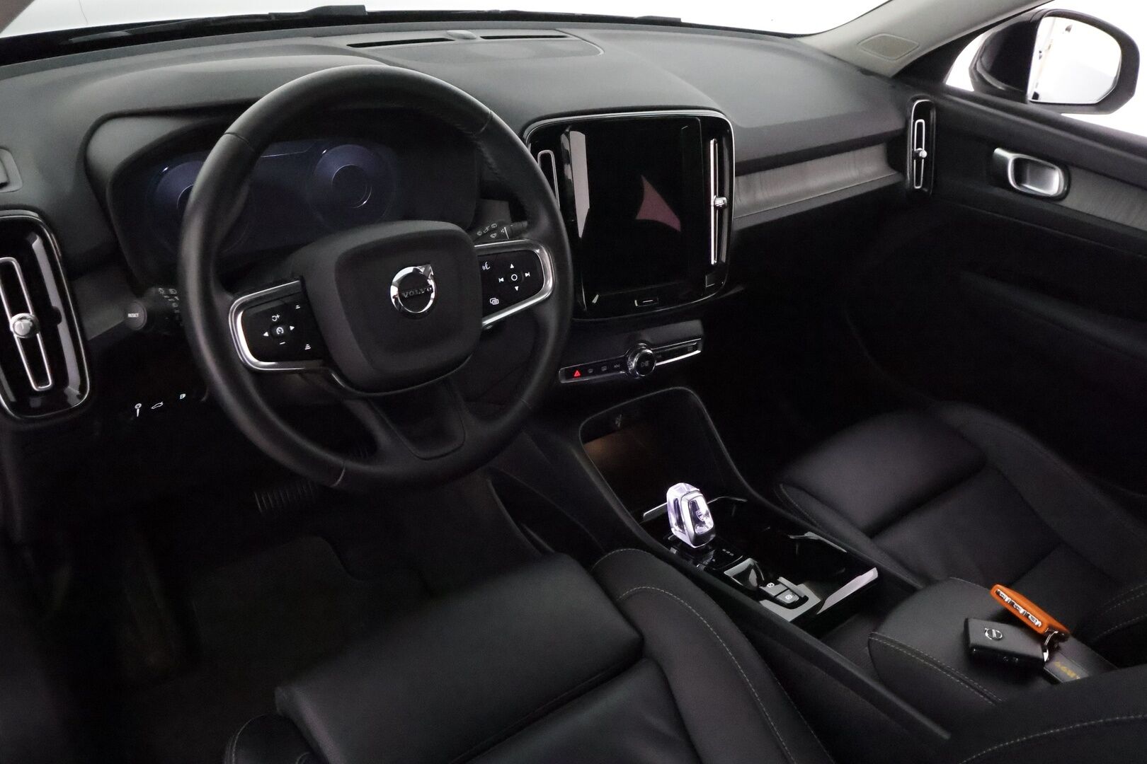 Volvo XC40 2021 T5 TwE Business Inscription aut **Webasto / ACC / LED-valot / P.kamera / Sporttinahat / Navi / Kaistavahti / Keyless** - 3,99 % KORKOTARJOUS TÄHÄN AUTOON 7.9. ASTI! - 1-om Suomi-auto / 2x Latauskaapelit / Kahdet Renkaat / Merkkihuollettu!